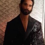 Shahid Kapoor Instagram – जेनरेटर वैन विच मिल्डी मेनू एनर्जी ⚡️ 

Shot by: @pixel.exposures 
Outfit- @sdsbykushalshah 
Sunglasses- @drishtiplatinum 
Styled by – @theanisha
Dressman: @thebombaydressman 
Makeup: @james_gladwin_ 
Makeup assistant: @mahendra.kanojia 
Hair by: @aalimhakim 
Hair assistant: @shahrukhshaikh9519 
Managed by: @chanchal_dsouza 
Digital agency: @59thparallel 
Security: @parvez_pzee 
Spot: @rpachange
