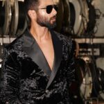 Shahid Kapoor Instagram – जेनरेटर वैन विच मिल्डी मेनू एनर्जी ⚡️ 

Shot by: @pixel.exposures 
Outfit- @sdsbykushalshah 
Sunglasses- @drishtiplatinum 
Styled by – @theanisha
Dressman: @thebombaydressman 
Makeup: @james_gladwin_ 
Makeup assistant: @mahendra.kanojia 
Hair by: @aalimhakim 
Hair assistant: @shahrukhshaikh9519 
Managed by: @chanchal_dsouza 
Digital agency: @59thparallel 
Security: @parvez_pzee 
Spot: @rpachange