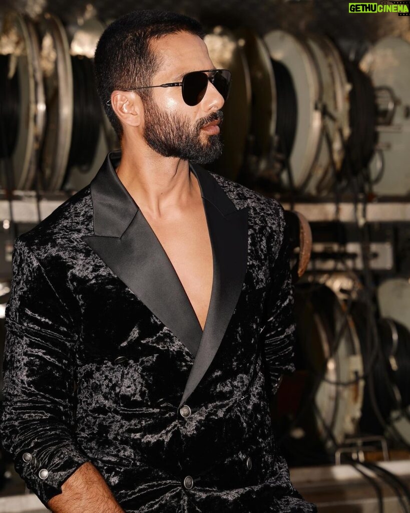 Shahid Kapoor Instagram - जेनरेटर वैन विच मिल्डी मेनू एनर्जी ⚡ Shot by: @pixel.exposures Outfit- @sdsbykushalshah Sunglasses- @drishtiplatinum Styled by - @theanisha Dressman: @thebombaydressman Makeup: @james_gladwin_ Makeup assistant: @mahendra.kanojia Hair by: @aalimhakim Hair assistant: @shahrukhshaikh9519 Managed by: @chanchal_dsouza Digital agency: @59thparallel Security: @parvez_pzee Spot: @rpachange