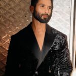 Shahid Kapoor Instagram – जेनरेटर वैन विच मिल्डी मेनू एनर्जी ⚡️ 

Shot by: @pixel.exposures 
Outfit- @sdsbykushalshah 
Sunglasses- @drishtiplatinum 
Styled by – @theanisha
Dressman: @thebombaydressman 
Makeup: @james_gladwin_ 
Makeup assistant: @mahendra.kanojia 
Hair by: @aalimhakim 
Hair assistant: @shahrukhshaikh9519 
Managed by: @chanchal_dsouza 
Digital agency: @59thparallel 
Security: @parvez_pzee 
Spot: @rpachange