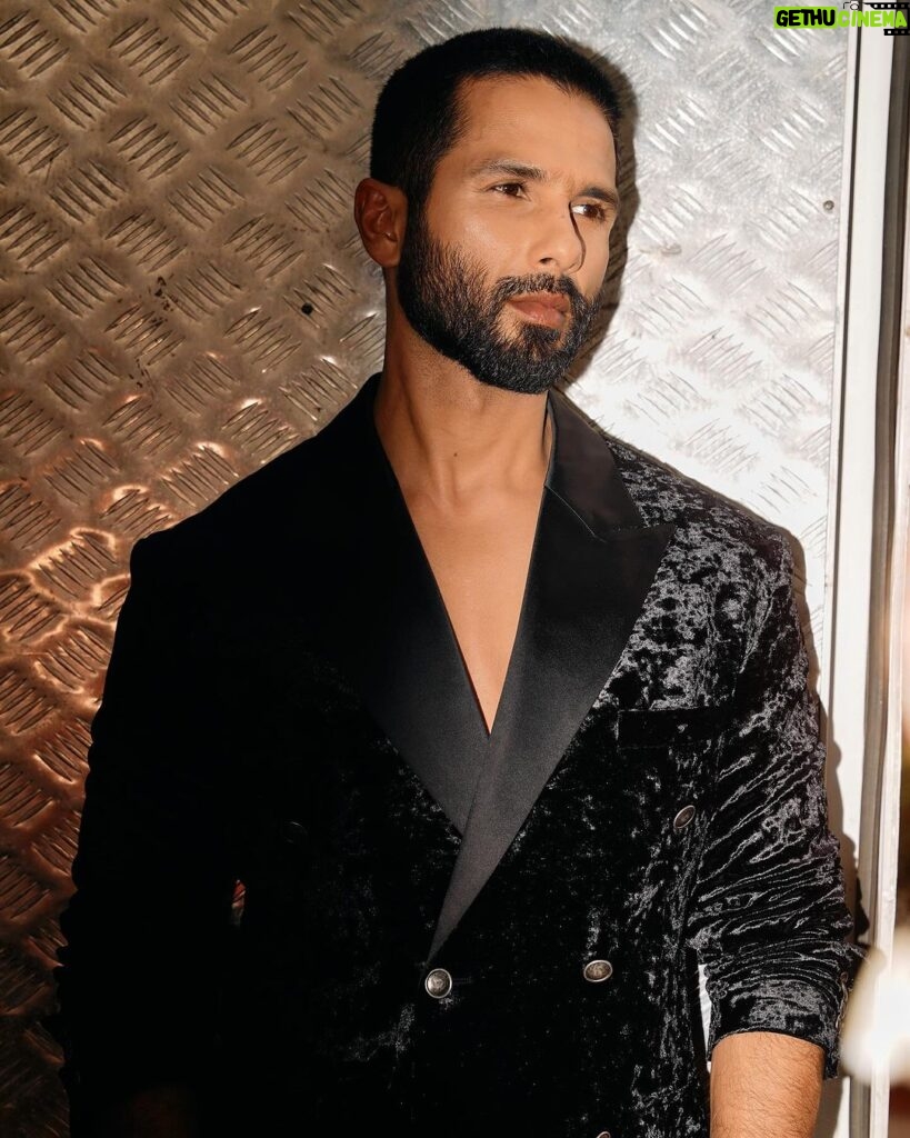Shahid Kapoor Instagram - जेनरेटर वैन विच मिल्डी मेनू एनर्जी ⚡ Shot by: @pixel.exposures Outfit- @sdsbykushalshah Sunglasses- @drishtiplatinum Styled by - @theanisha Dressman: @thebombaydressman Makeup: @james_gladwin_ Makeup assistant: @mahendra.kanojia Hair by: @aalimhakim Hair assistant: @shahrukhshaikh9519 Managed by: @chanchal_dsouza Digital agency: @59thparallel Security: @parvez_pzee Spot: @rpachange