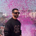 Shahid Kapoor Instagram – Surrounded by a sea of love 🫶🏻 
#AkhiyaanGulaab song launch 💥