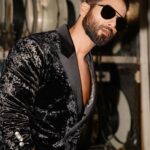 Shahid Kapoor Instagram – जेनरेटर वैन विच मिल्डी मेनू एनर्जी ⚡️ 

Shot by: @pixel.exposures 
Outfit- @sdsbykushalshah 
Sunglasses- @drishtiplatinum 
Styled by – @theanisha
Dressman: @thebombaydressman 
Makeup: @james_gladwin_ 
Makeup assistant: @mahendra.kanojia 
Hair by: @aalimhakim 
Hair assistant: @shahrukhshaikh9519 
Managed by: @chanchal_dsouza 
Digital agency: @59thparallel 
Security: @parvez_pzee 
Spot: @rpachange