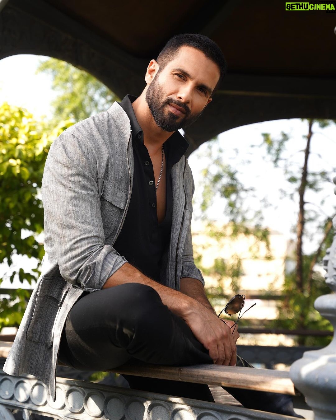 Shahid Kapoor - 2 Million Likes - Happy Sunday 💕