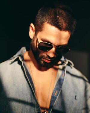 Shahid Kapoor Instagram - Read between the lines.