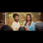 Shahid Kapoor Instagram - Puri family ulajhne wali hai in 2 days…⌛ Book your tickets now, link in bio. #TeriBaatonMeinAisaUljhaJiya in cinemas this Friday! @kritisanon @aapkadharam #DimpleKapadia @therakeshbedi @anubhafatehpuria @rajeshkumar.official @grushakapoor24 @ashishsverma @iambrij0808 @raashultandon @maahijain1707 @shauryashaunak_duggal @real.amitjoshi @i_aradhana_ #DineshVijan #JyotiDeshpande @laxman.utekar @sharadakarki @pvijan @maddockfilms @officialjiostudios @tanishk_bagchi @soulfulsachin @jigarsaraiya @sachinjigar @mitrazmusic @itsganeshwaghela @raghavworldwide @mainhoonromy @aseeskaurmusic @neerajrajawat11 @varun_wave @raghavchaitanya #Indraneel @tseries.official @penmovies