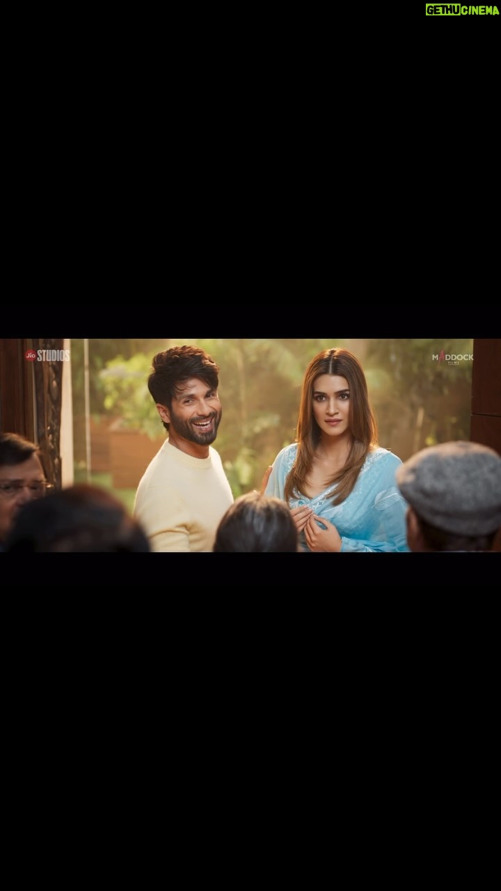 Shahid Kapoor Instagram - Puri family ulajhne wali hai in 2 days…⌛ Book your tickets now, link in bio. #TeriBaatonMeinAisaUljhaJiya in cinemas this Friday! @kritisanon @aapkadharam #DimpleKapadia @therakeshbedi @anubhafatehpuria @rajeshkumar.official @grushakapoor24 @ashishsverma @iambrij0808 @raashultandon @maahijain1707 @shauryashaunak_duggal @real.amitjoshi @i_aradhana_ #DineshVijan #JyotiDeshpande @laxman.utekar @sharadakarki @pvijan @maddockfilms @officialjiostudios @tanishk_bagchi @soulfulsachin @jigarsaraiya @sachinjigar @mitrazmusic @itsganeshwaghela @raghavworldwide @mainhoonromy @aseeskaurmusic @neerajrajawat11 @varun_wave @raghavchaitanya #Indraneel @tseries.official @penmovies