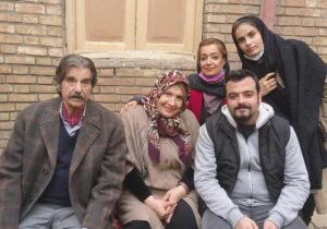 Shahin Taslimi Instagram - هنرمندفرهیخته،با سواد،انسانی مهربان، صبور ،باشخصیت وتکرار نشدنی .نمیدانم دروصف این بازیگرتوانا  چه بنویسم زبانم قاصر است .هر روز داریم از باغ هنر مندان یک  گل از دست میدهیم.آخرین کارم با ایشون بچه  مهندس ۴ بودچقدر این مرد قابل احترام بود روحش شاد به خوانواده محترمش وبه ديگر هنر مندان تسلیت میگویم .انشاالله خداوند صبر عطا  کند😭😭😭😭😭
#شهين_تسليمي #تسليت #هنرمندان#هنرمندان_ایرانی
