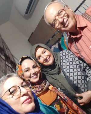 Shahin Taslimi Instagram - پشت صحنه #سريال_ميانبر 
_______________________
#شهين_تسليمي #رضا_نيكخواه #بهنوش_بختیاری #سريال #سينما #تلويزيون #ايران #بازيگر #بازيگران_ايراني #بازيگران #پشت_صحنه #ميانبر #بازيگران_سينما