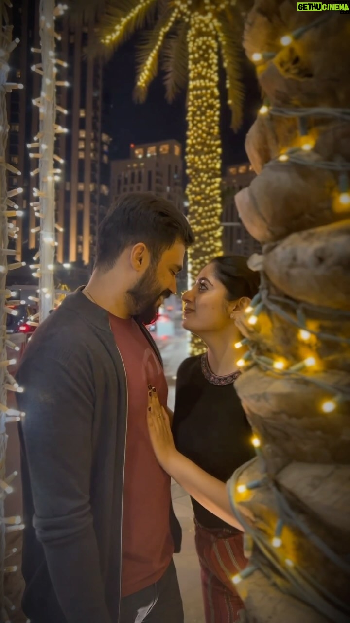 Shambhavy gurumoorthy Instagram - You know you’re in love when you can’t fall asleep because reality is finally better than your dreams. ❤️❤️ #samandprasi #vacation #dubai #christmas #newyear #downtown #husbandandwife #realcouple #tamilcouple #trendingreels #trending #trendingcouples👫 #instalike #instareels #instagood #instafamous #youtuber #trendingsongs #serialactress #suntv