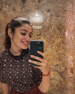Shambhavy gurumoorthy Instagram - Mandatory mirror selfie 📷🤞🏻

#instagood #instagram #instalike #trendingreels #tamilanchor #tamil #sam&prasi #positivevibes #positivethoughts #vanakkamtamizha #happydays