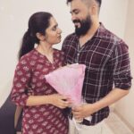 Shambhavy gurumoorthy Instagram – விதியின் தேவையோ அல்லது 
மதியின் தேவையோ நான் அறியேன் , 
உன் பரிசம் பட்ட நொடி மதியை தாண்டிய ஓர் அழகு என் வாழ்வின் விதியாய் மனம் கோர்த்ததென நான் அறிவேன்.

பட்ட காயங்களின் மருந்தாய் ,
உற்ற தோழனின் உறவாய் நீ மாற ,
சிந்திய சிரிப்பின் காட்சியாய் 
உன்னுடன் நான் நடக்க 
பாதையின் தூரம் நான் மறந்தேன்.

என் உடல் உணர்கின்ற 
என் சுவாசத்தின் இறுதிவரை 
உனை கொடுத்ததட்கு யாரிடம் நன்றி சொல்வேன் 

விதியிடமா இல்லை ? 😘😘

Happy 1st year anniversary my dear pondati ❤️❤️

#sam&prasi #anniversary #weddinganniversary #tamilcouples #chennaicouple #1stanniversary #memories #blissful