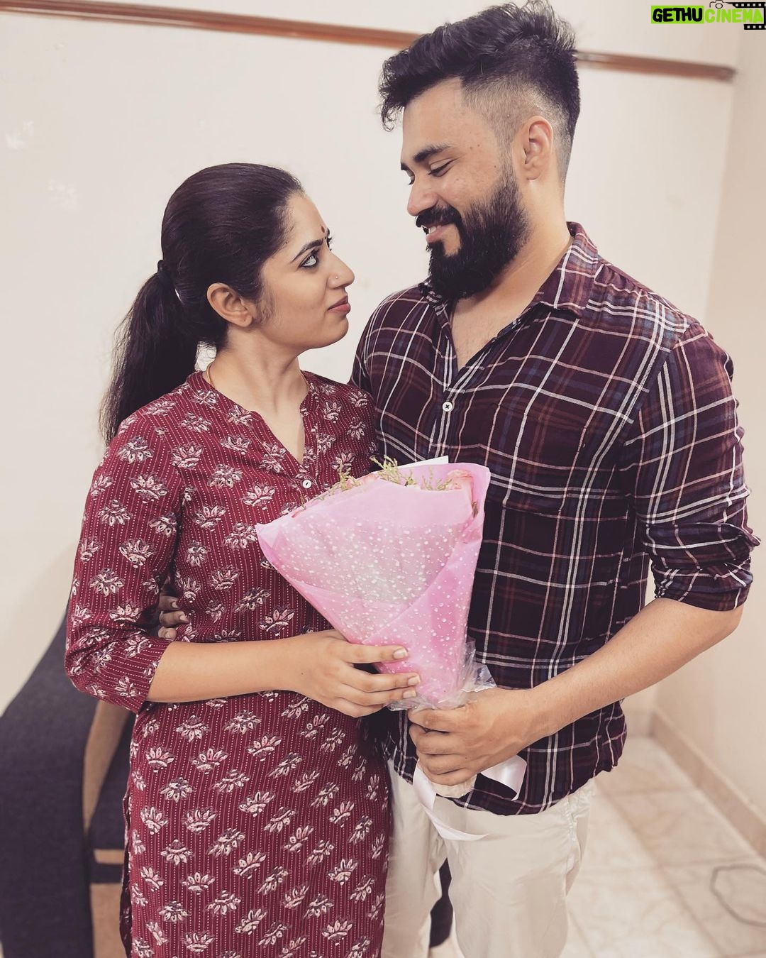 Shambhavy gurumoorthy Instagram - விதியின் தேவையோ அல்லது மதியின் தேவையோ நான் அறியேன் , உன் பரிசம் பட்ட நொடி மதியை தாண்டிய ஓர் அழகு என் வாழ்வின் விதியாய் மனம் கோர்த்ததென நான் அறிவேன். பட்ட காயங்களின் மருந்தாய் , உற்ற தோழனின் உறவாய் நீ மாற , சிந்திய சிரிப்பின் காட்சியாய் உன்னுடன் நான் நடக்க பாதையின் தூரம் நான் மறந்தேன். என் உடல் உணர்கின்ற என் சுவாசத்தின் இறுதிவரை உனை கொடுத்ததட்கு யாரிடம் நன்றி சொல்வேன் விதியிடமா இல்லை ? 😘😘 Happy 1st year anniversary my dear pondati ❤️❤️ #sam&prasi #anniversary #weddinganniversary #tamilcouples #chennaicouple #1stanniversary #memories #blissful