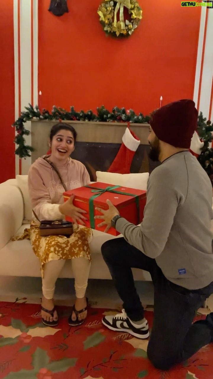 Shambhavy gurumoorthy Instagram - Christmas 🤶🎅❤️❤️ #samandprasi #vacation #dubai🇦🇪 #celebration #christmas #globalvillage #trendingreels #trending #trendingcouples👫 #realcouple #chennai #chennaiponnu #instareels #instagood #instafam #youtuber #tamilponnu Global Village Dubai