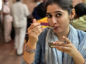 Shambhavy gurumoorthy Instagram - When the  food is too yummm !!! It becomes everything ❤️❤️

P:s -  food ae parthutu shopping ae padhila kaivita moment🫢🤪

#sam&prasi #shoppingday #foodcoma #lovefood #goodday #dayspentwell #streetshopping #funfilledday #bestday #nofilter #nomakeup