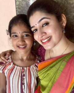 Shambhavy gurumoorthy Instagram - One with the Sevanthi team🌷 #trendingpost #instagood #instagram #instaphoto #tamilserial #sevanthiserial #suntv #geminitv #goodvibes #goodtimes #shootinglife #tamilactress #workday # nofilter #nomakeup Chennai, India
