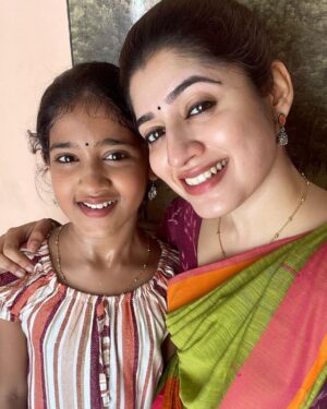 Shambhavy gurumoorthy Instagram - One with the Sevanthi team🌷

#trendingpost #instagood #instagram #instaphoto #tamilserial #sevanthiserial #suntv #geminitv #goodvibes #goodtimes #shootinglife #tamilactress #workday # nofilter #nomakeup