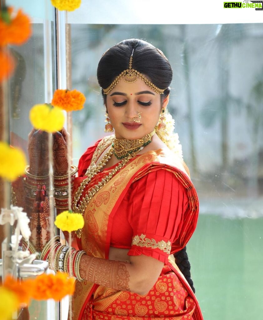 Shambhavy gurumoorthy Instagram - 🌺 #instagood #instadaily #trending #trendingpost #redsaree❤ #bestdayever #weddingphotography #selflove #beyourself #beautiful #positivity #positivevibes #weddingmela #bride #tambrahm