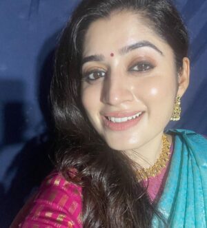 Shambhavy gurumoorthy Instagram - Didn’t like the background much , but couldn’t resist myself posting this pic 🤪 

#selflove #happylife #smilemore #positivevibes #trendingpic #nofilter #eveningvibes #event