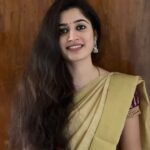 Shambhavy gurumoorthy Instagram - Gold✨💛 vibes #happyday #goodvibes #beingsimple #tamilponnu #sareelove❤️ #trending #smilemore #traditionalwear #positivity #sam&prasi #happyface