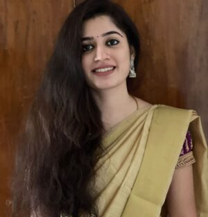 Shambhavy gurumoorthy Instagram - Gold✨💛 vibes 

#happyday #goodvibes #beingsimple #tamilponnu #sareelove❤️ #trending #smilemore #traditionalwear #positivity #sam&prasi #happyface
