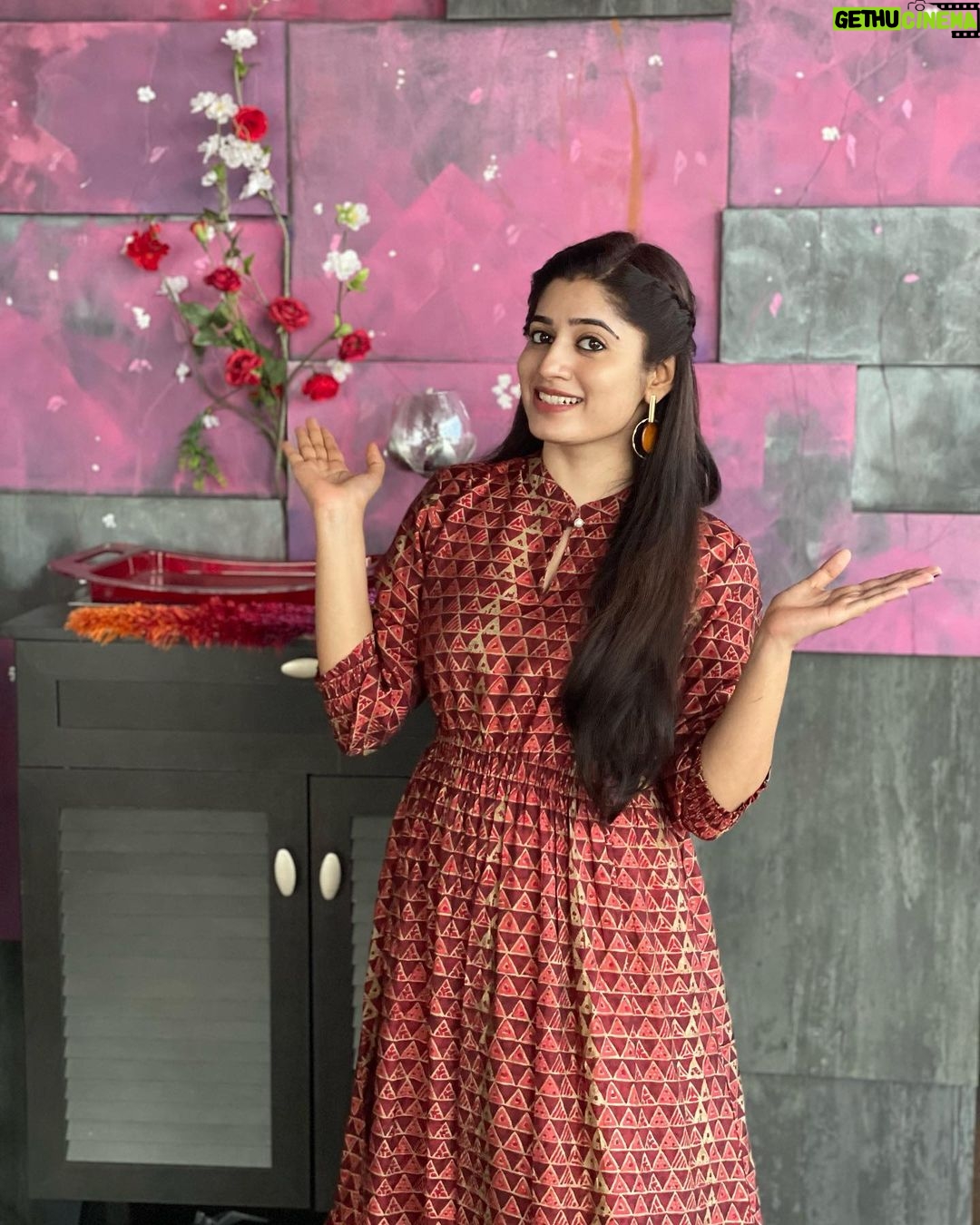 Shambhavy gurumoorthy Instagram - A dream needs determination & hard work ❤️🥀 #tamilanchor #vanakkamthamizha #ᴛʀᴇᴅɪɴɢ #instagood #instafashion #instadaily #tamilshows #happyday #workmode #mondaymotivation #besimple MRC Nagar