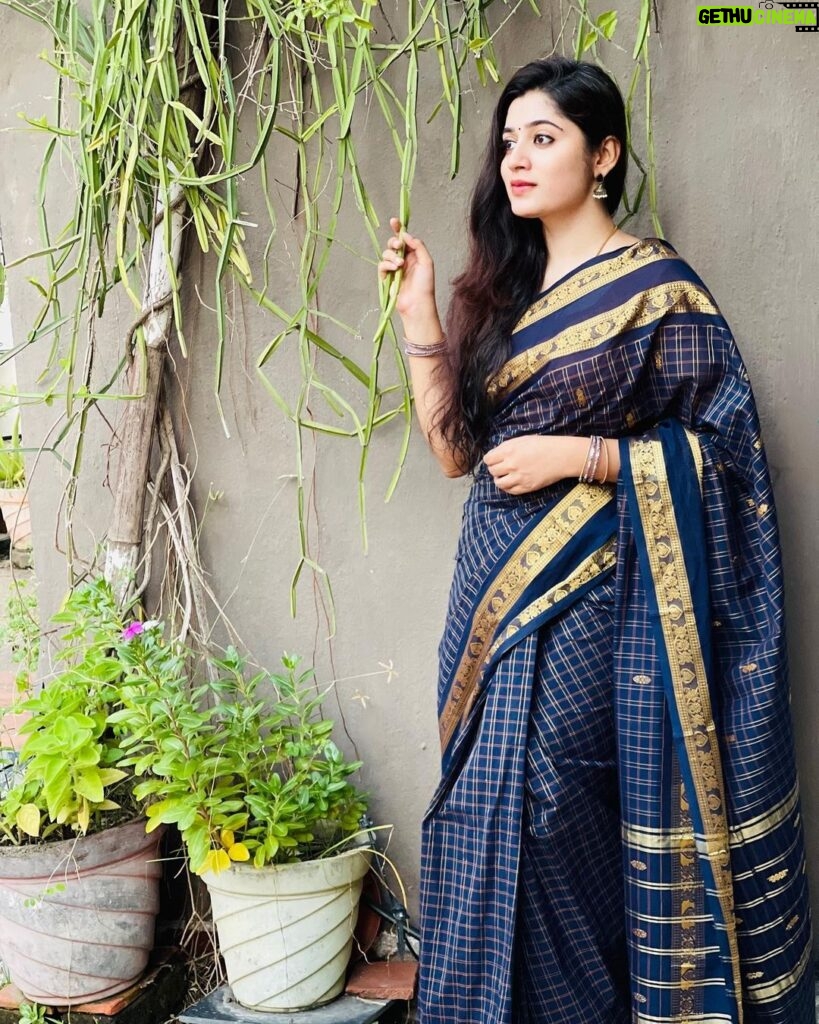 Shambhavy gurumoorthy Instagram - Saree is not an outfit !!! It’s a power and an identity of an culture 🌺 This beautiful saree is from : @knotnthreads 💙 #sareelove #trending #instafashion #instagood #instamood #instalike #sareefashion #traditionalwear #traditional #loveyourself #beingconfident Chennai, India