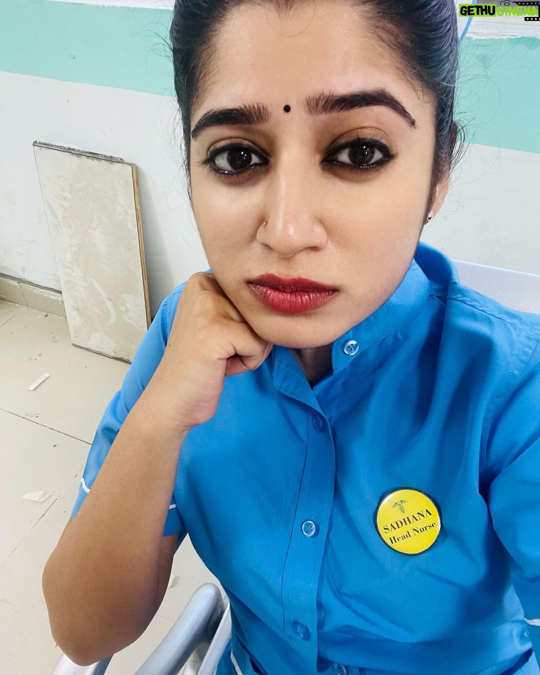 Shambhavy gurumoorthy Instagram - 1st pic ( mind voice be like) : shoot start achu !!! Heyyy!!!!🤗🤗 2nd pic ( evening 6 clk) : eppo dha shoot mudiyumo !!😓😭 #shoottime #workingday #actorslife #instagood #instadaily #tiringday #sam&prasi #sadhanaserial #hecticday #instamood Hyderabad