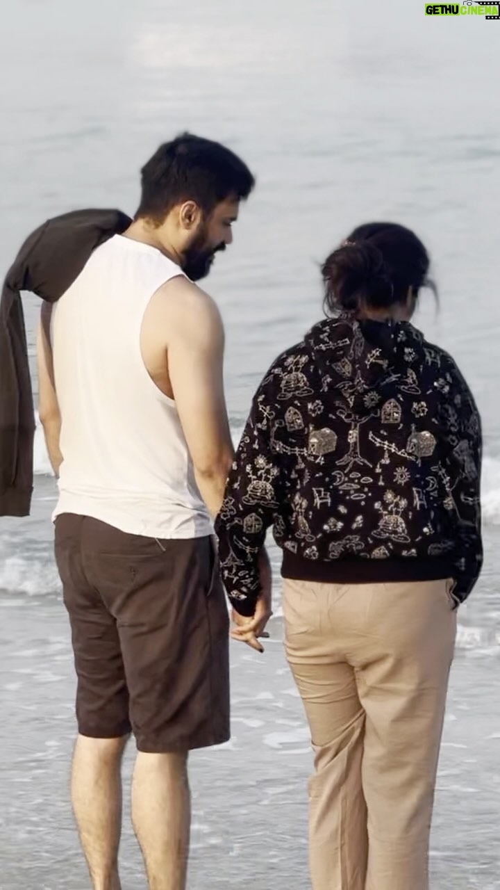 Shambhavy gurumoorthy Instagram - 100 ஆண்டு உன்னோடு.. ❤️❤️ #samandprasi #trendingnow #trendingreels #trendingcouple #dubai🇦🇪 #vacation #beach #morningbeachwalk #tamil #tamilcouple #ilakkiyaserial #youtuber #serialactress #instareels #instagood #instafamous #instatime #chennaiponnu Jumairah Beach, Dubai