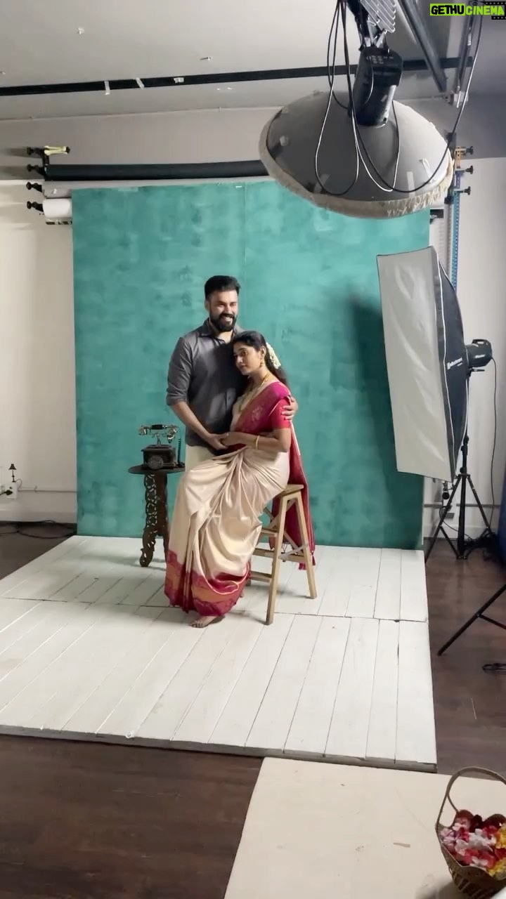 Shambhavy gurumoorthy Instagram - வரத்தின் ஓரிடம் ❤️👩🏼❤️👨🏼 #samandprasi #photoshoot #coupleshoot #trending #trendingreels #couple #realcouple #trendingcouples👫 #instareels #instagood #instafamous #instadaily #traditional #traditionalsaree #traditionalphotography