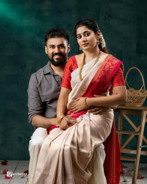 Shambhavy gurumoorthy Instagram - நமக்கான நொடிகளில் …
நம்முடன் நாமாக…. ❤️❤️

#samandprasi #photoshoot #couplephotoshoot #photography #trendingcouples👫 #trendingpost #trending #instapost #instafamous #instalike #love #lifepartner #realcouple #instagood