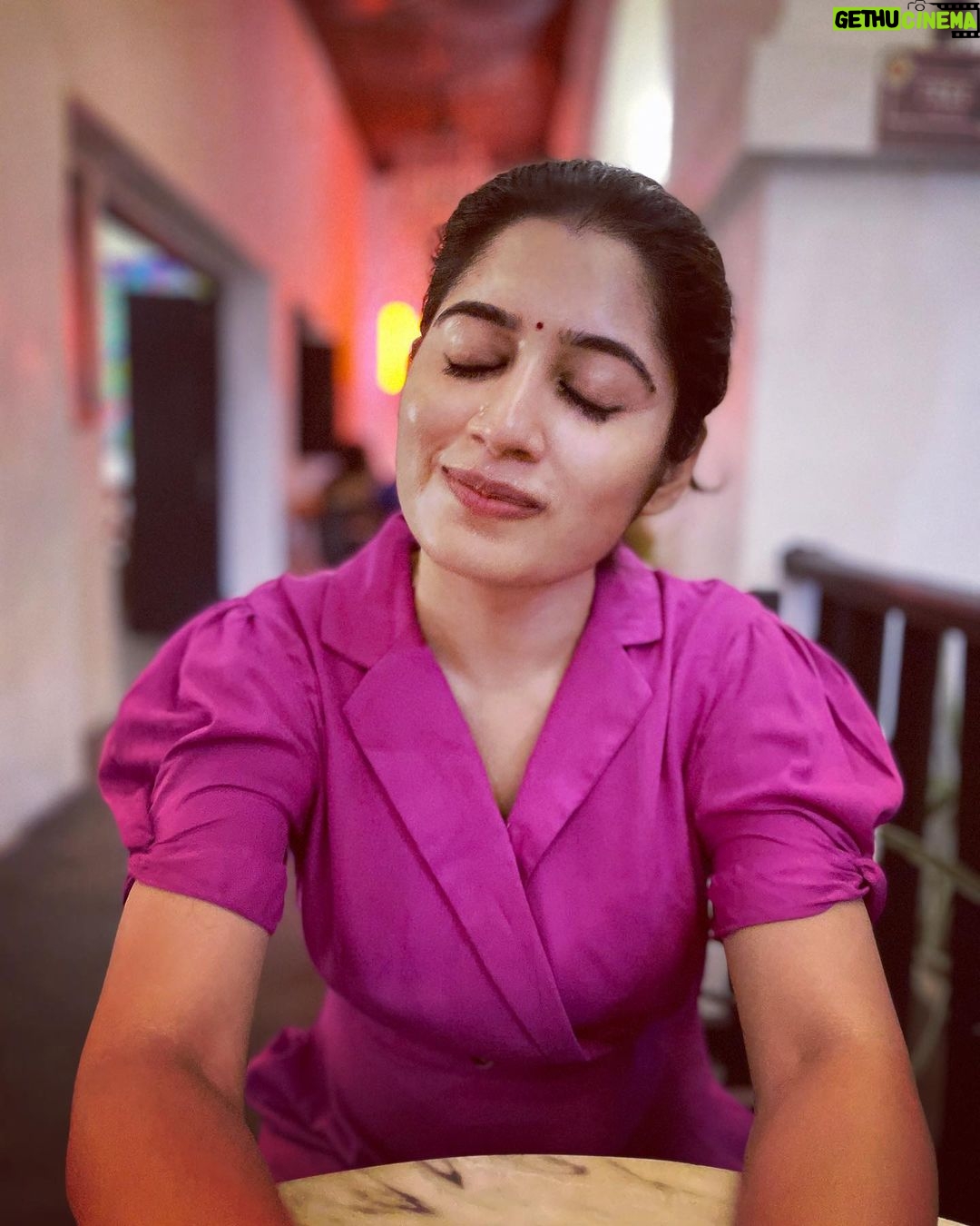 Shambhavy gurumoorthy Instagram - Getting my Vanilla cappuccino is a pure bliss✨☕️ #samandprasi #trending #instagood #instadaily #coffeelover #foodie #positivity #vacation #tamil #tamilactress #happyday #happiness #love #instalove #trendingpost