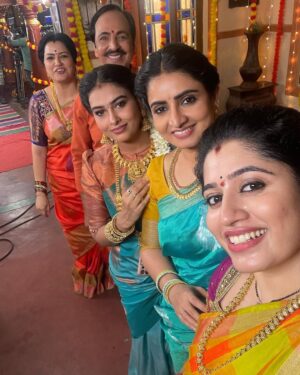 Shambhavy gurumoorthy Instagram - Watch me in Geethanjali special episode from today at 7pm only @geminitv 

#samandprasi #trending #insta #instadaily #instalike #teluguserials #geminitv #gemini #suntv #bhairavi #specialepisodes #tamilactress #teluguactor #illakiyaserial #happyfaces #positivevibes #workingday #work