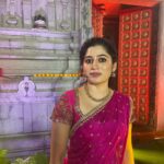 Shambhavy gurumoorthy Instagram – அறுவடைத் திருநாள்
பொங்கல் நன்னாளில்
தமிழர்கள் வாழ்வில்
அன்பும் அமைதியும்
நலமும் வளமும் பெருகட்டும்💫. 

Costume designed by : @thorkal_couture_official 

#samandprasi #pongal #pongalcelebration #tamilactress #tamilarthirunaal #trending #trend #instagood #instadaily #instamood #festival #festivewear #festivalvibes #suntv #illakiyaserial #saregama #happysankranti #nature #positivity Chennai, India