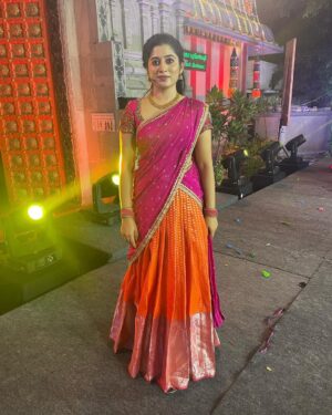 Shambhavy gurumoorthy Instagram - அறுவடைத் திருநாள்
பொங்கல் நன்னாளில்
தமிழர்கள் வாழ்வில்
அன்பும் அமைதியும்
நலமும் வளமும் பெருகட்டும்💫. 

Costume designed by : @thorkal_couture_official 

#samandprasi #pongal #pongalcelebration #tamilactress #tamilarthirunaal #trending #trend #instagood #instadaily #instamood #festival #festivewear #festivalvibes #suntv #illakiyaserial #saregama #happysankranti #nature #positivity