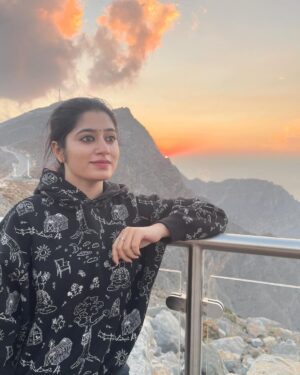 Shambhavy gurumoorthy Instagram - Gratitude post ✨

Grateful for everyday of 2023🌸 and welcoming  the new year 2024 ❤️with resolve to find the opportunities hidden in each new day  with smile on all of your faces 😇 

With love ,
Sam & prasi❤️