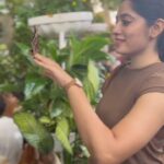 Shambhavy gurumoorthy Instagram - 🦋 #samandprasi #trendingreels #instagood #insta #instadaily #happiness #butterflies #butterflygarden #love #loveyourself #couplegoals #couplevloggers #instalove #instatravel #dubai🇦🇪 #dubailife #vacation #nature #happyday Dubai Butterfly Garden