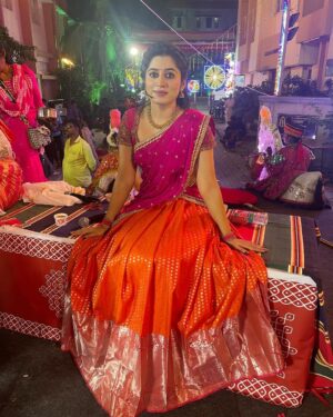 Shambhavy gurumoorthy Instagram - அறுவடைத் திருநாள்
பொங்கல் நன்னாளில்
தமிழர்கள் வாழ்வில்
அன்பும் அமைதியும்
நலமும் வளமும் பெருகட்டும்💫. 

Costume designed by : @thorkal_couture_official 

#samandprasi #pongal #pongalcelebration #tamilactress #tamilarthirunaal #trending #trend #instagood #instadaily #instamood #festival #festivewear #festivalvibes #suntv #illakiyaserial #saregama #happysankranti #nature #positivity