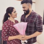 Shambhavy gurumoorthy Instagram – விதியின் தேவையோ அல்லது 
மதியின் தேவையோ நான் அறியேன் , 
உன் பரிசம் பட்ட நொடி மதியை தாண்டிய ஓர் அழகு என் வாழ்வின் விதியாய் மனம் கோர்த்ததென நான் அறிவேன்.

பட்ட காயங்களின் மருந்தாய் ,
உற்ற தோழனின் உறவாய் நீ மாற ,
சிந்திய சிரிப்பின் காட்சியாய் 
உன்னுடன் நான் நடக்க 
பாதையின் தூரம் நான் மறந்தேன்.

என் உடல் உணர்கின்ற 
என் சுவாசத்தின் இறுதிவரை 
உனை கொடுத்ததட்கு யாரிடம் நன்றி சொல்வேன் 

விதியிடமா இல்லை ? 😘😘

Happy 1st year anniversary my dear pondati ❤️❤️

#sam&prasi #anniversary #weddinganniversary #tamilcouples #chennaicouple #1stanniversary #memories #blissful