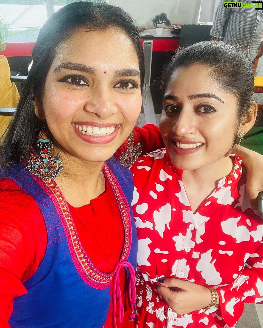 Shambhavy gurumoorthy Instagram - Ranjithamae vibes π with my all time favourite singer Manasi π #varisuvibes #vannakkamtamizha #suntv #geminitv #tamilmovie #telugucinema #varisupongal #varisu #tamilactress #trending #instagood #instamood #instalike #positivevibes Chennai, India