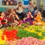 Shambhavy gurumoorthy Instagram - Amrutham with sadhana family ♥️ #teluguserials #teluguserialactress #geminitv #southindianactor #kayal #suntvserials #family #serial #trending #trendingreels #telugucomedy #jabardasthvideos #serialfamily