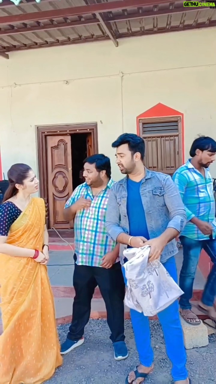 Shambhavy gurumoorthy Instagram - Fun reels with my bro’s @rafikshaa_actor @rameshbhuvanagiri #telugureels #trendingreels #trending #comedyreels #instagood #sadhanaserial #geminitv #instareels #instamood #funnymemes #tamilserial #tamilcinema #telugumovie #telugumemes #teluguactress #telugucomedy