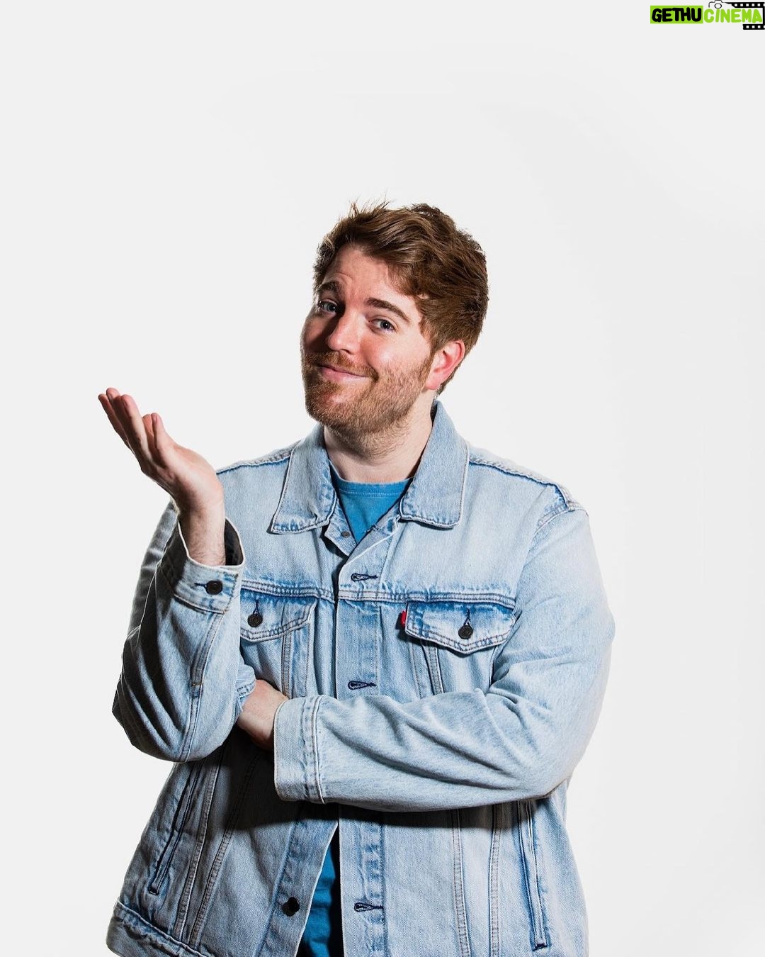 Shane Dawson Instagram - First time I’ve had my picture taken in a long time and I didn’t even have a panic attack :) Thank you @colbyy for making me feel so comfortable ❤️ I call these pics “my submission to host Ellen”. Ps. New Podcast this Monday! See u there!!