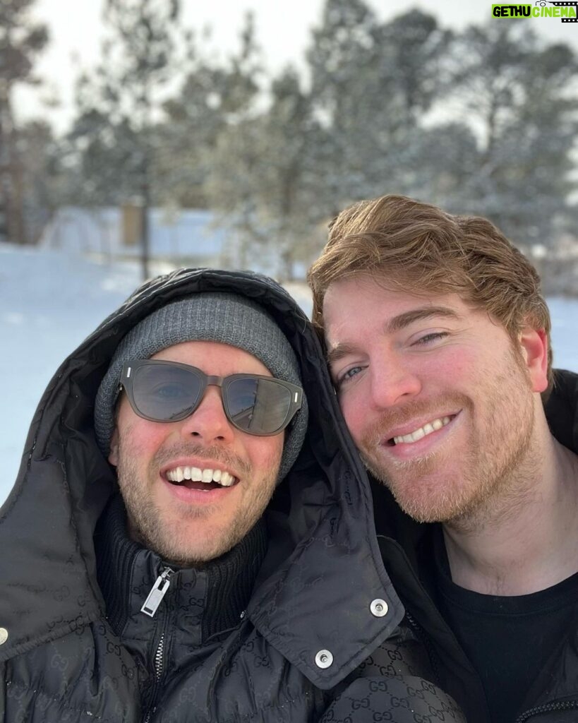Shane Dawson Instagram - Happy New Year☃️❄️❤️ I can genuinely say I’ve never felt happier and more at home in the snow.