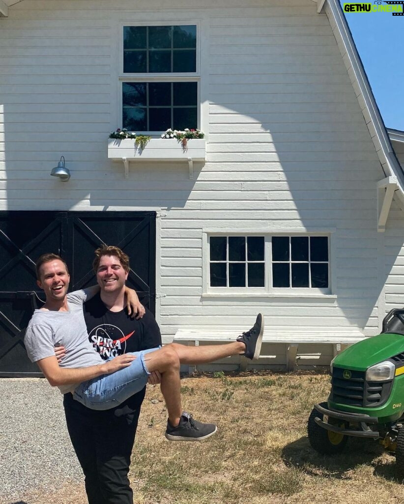 Shane Dawson Instagram - My first photo dump is a collection of some of my favorite moments from moving to Colorado last week. My dream life as a kid was to one day live on a farm surrounded by animals and to be married to my best friend. This move has definitely gotten me closer to that :,)🖼❤️