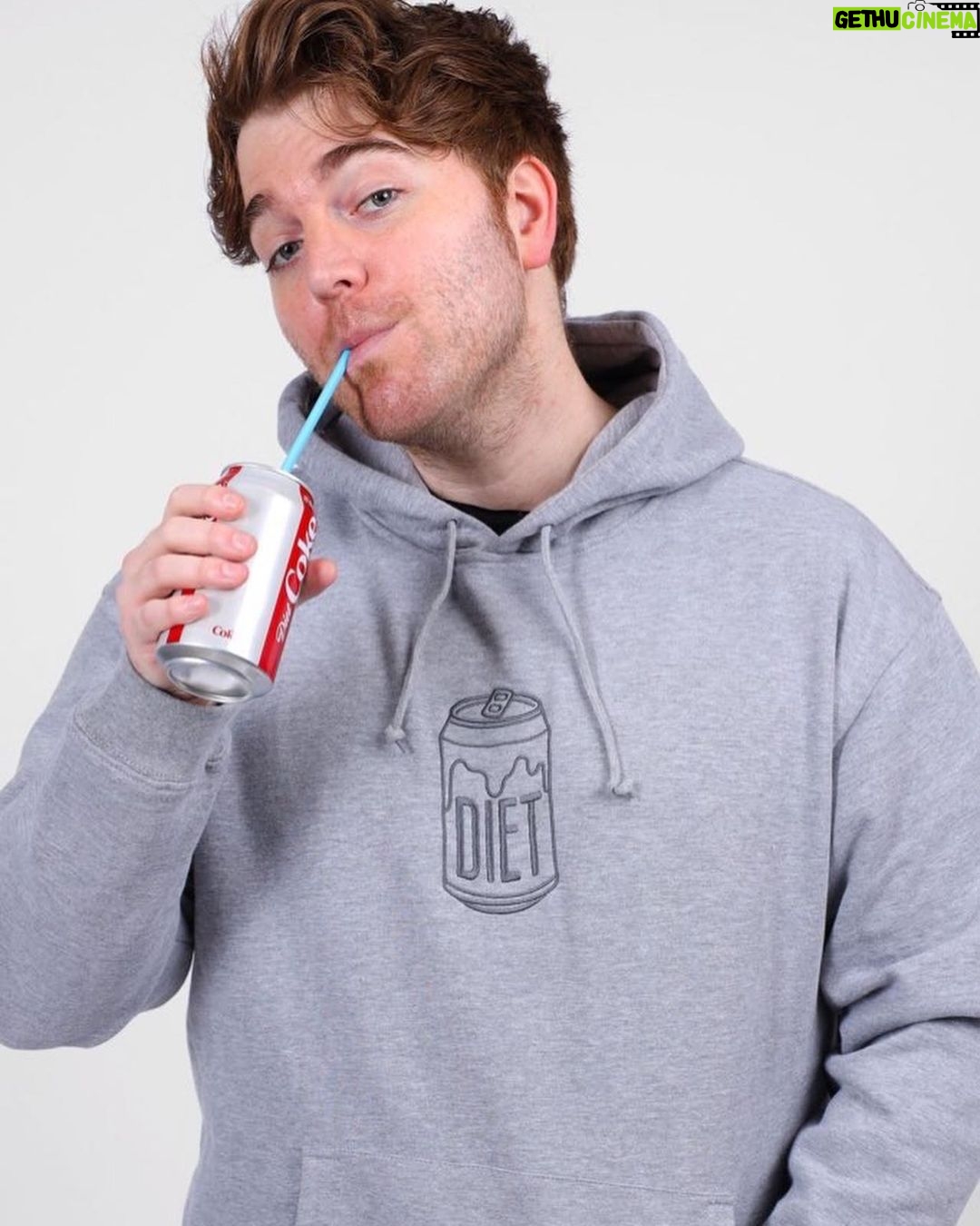 Shane Dawson Instagram - New merch out now! 🤍🐷 Link in Bio :) Special thanks to Ryland for going full Disney channel for the photoshoot. It’s my favorite picture ever. ❤️