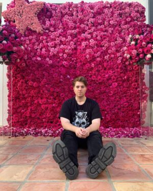 Shane Dawson Instagram - I just don’t know how to pose in front of a flower wall without making things weird. Thanks for the wall @jeffreestar! Not sure how you did this or where it came from but thank you for making my patio funeral goals 🌹❤️