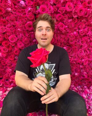 Shane Dawson Instagram - I just don’t know how to pose in front of a flower wall without making things weird. Thanks for the wall @jeffreestar! Not sure how you did this or where it came from but thank you for making my patio funeral goals 🌹❤️