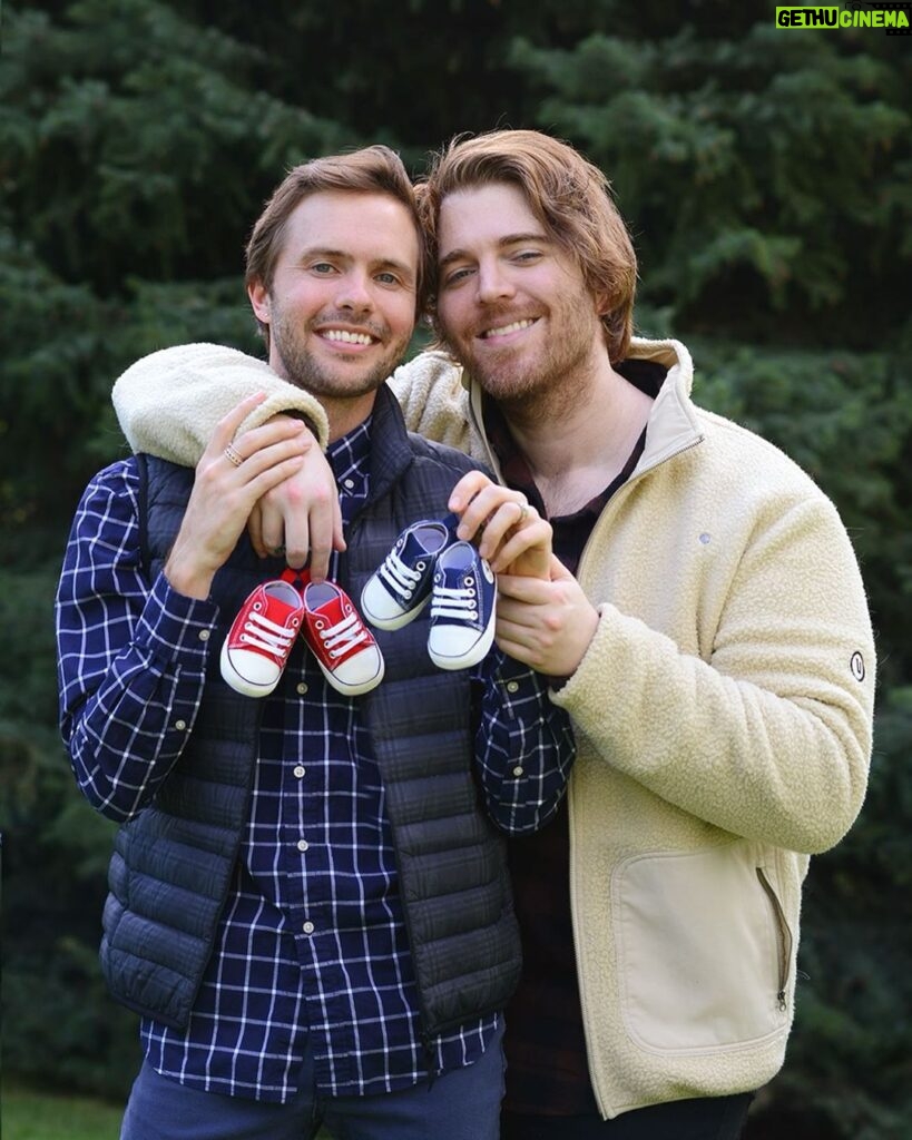 Shane Dawson Instagram - Jet and Max ❤️ 1/4/24 • We took this photo as a bit for Ryland’s vlog but we actually ended up liking it. Thank you Ryland’s mom for capturing a moment of true happiness. We’re so excited to meet our boys :,) You can watch the vlog of the photoshoot if you’d like. It definitely was a fun turn of events!