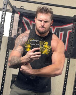 Shane Veryzer Instagram - Snow makes em grow!... oh it stopped snowing...
(Goodluck reading my writing)
#lasnow #arms #shoulders #tmdk